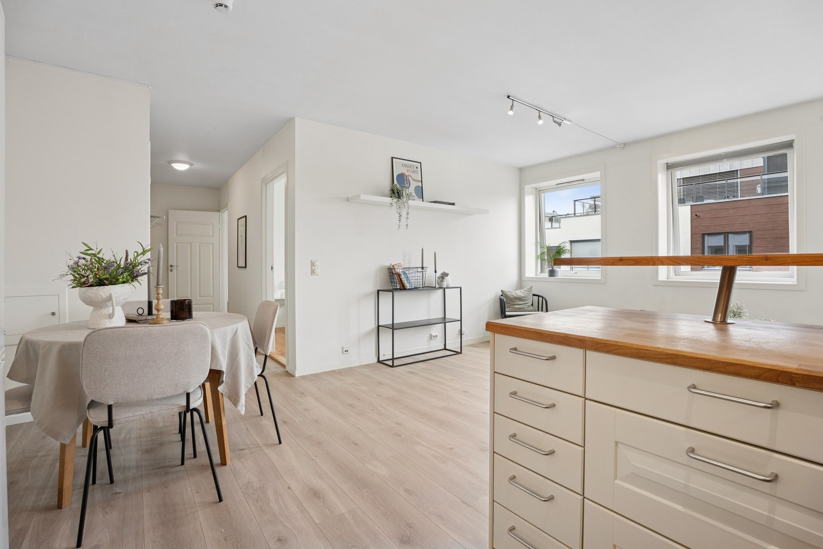 En naturlig plassering for spisebordet i tilknytning til kjøkkenet. Galleribilde