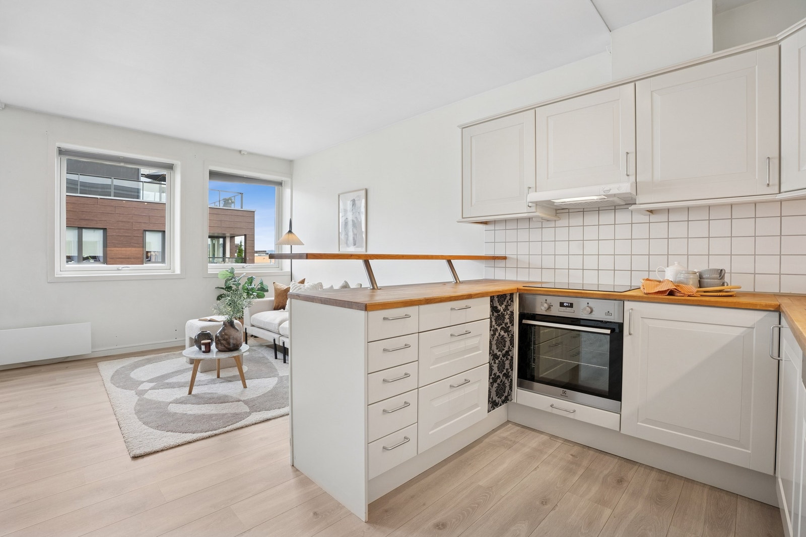 Området over benken er flislagt og har belysning. Det er fin plass i skuffer og skap. Galleribilde