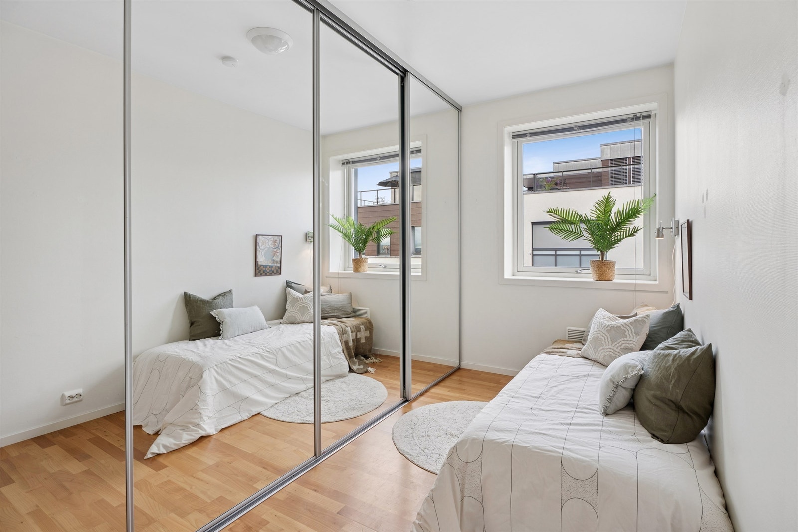 Soverom 2 er i litt mindre størrelse og er innredet med stor skyvedørsgarderobe med speilfronter. Galleribilde