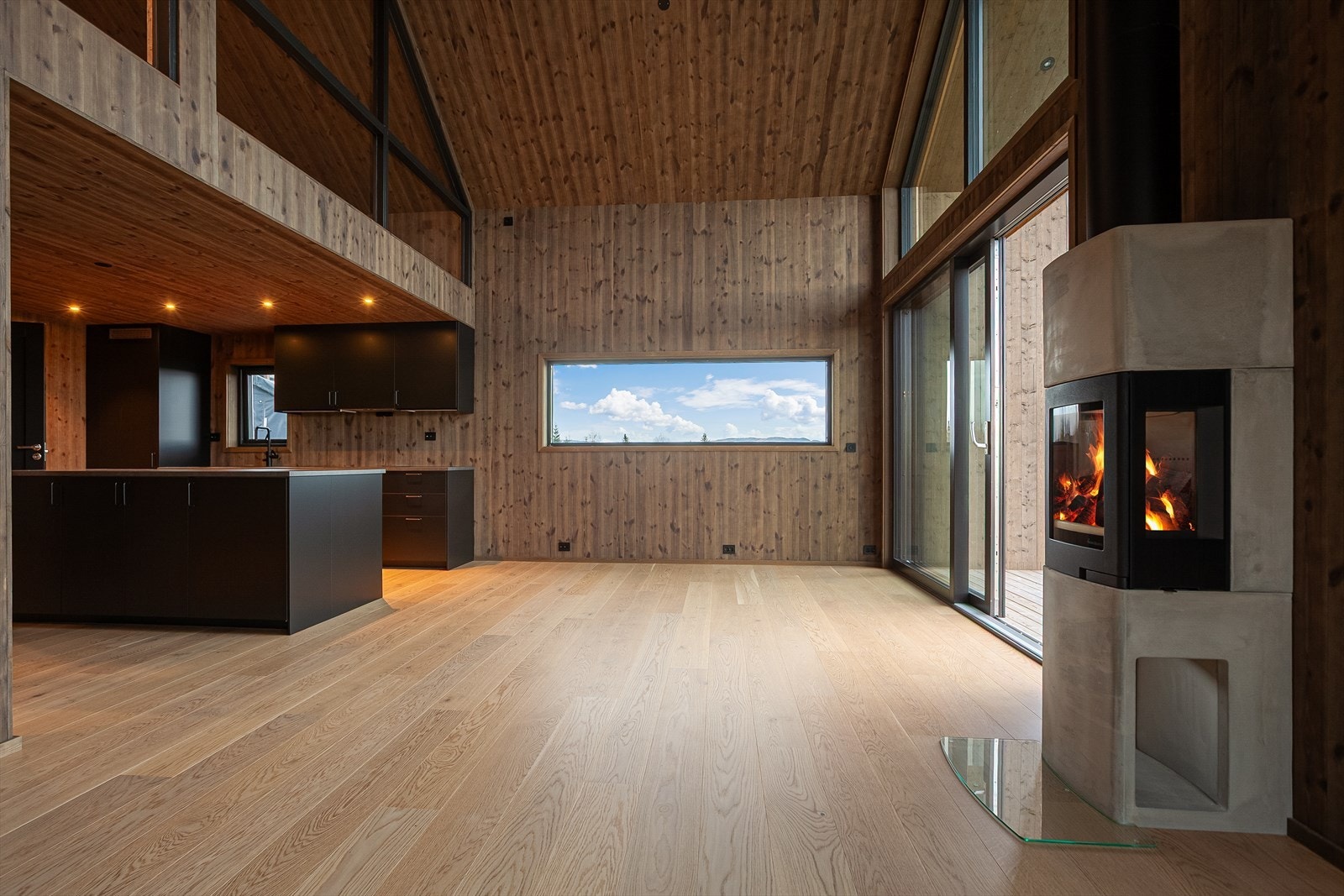 Hytta nyter av god oppvarming fra peisovn type Lisboa fra Nordpeis. Galleribilde