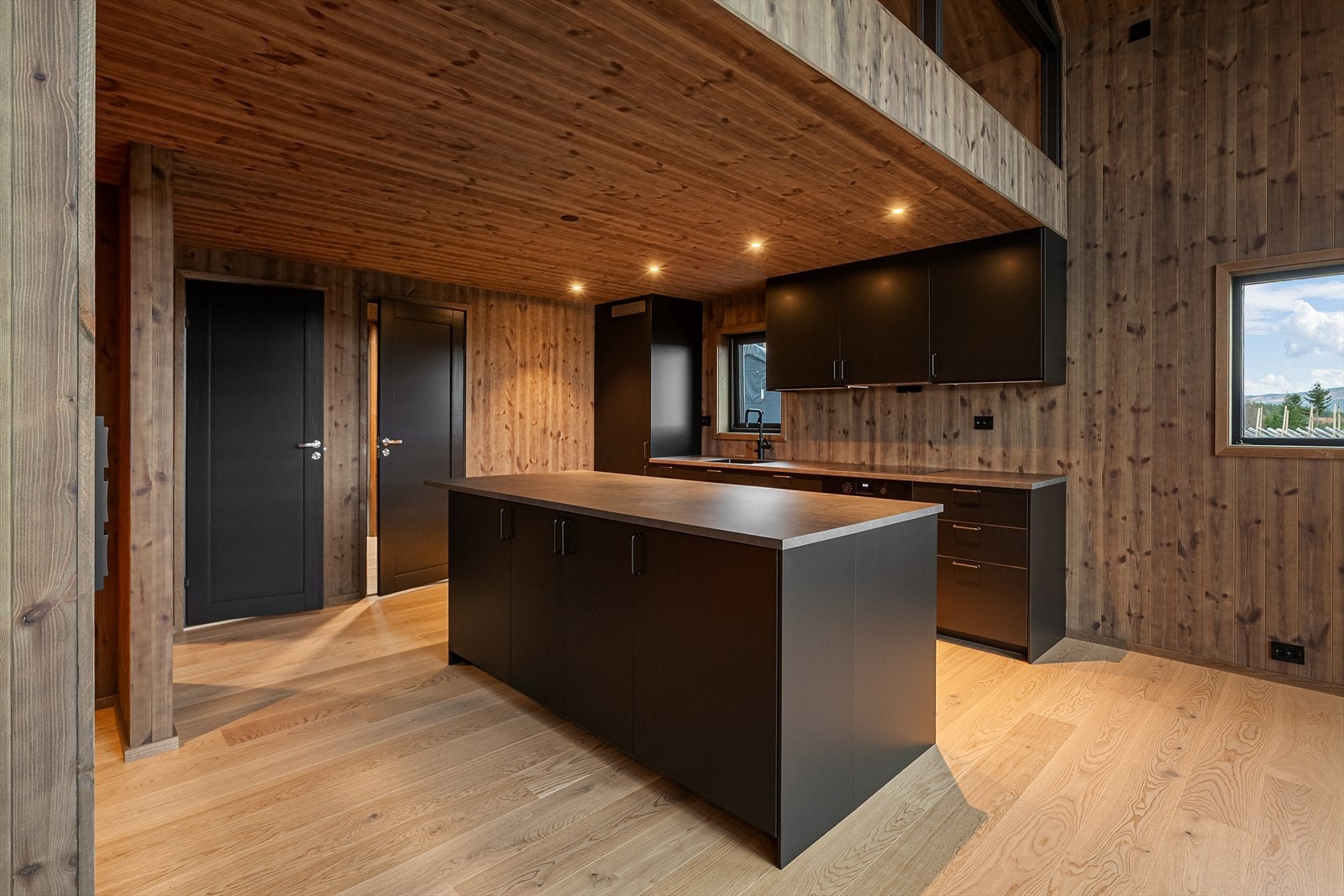 Meget pent kjøkken med kjøkkenøy. Galleribilde