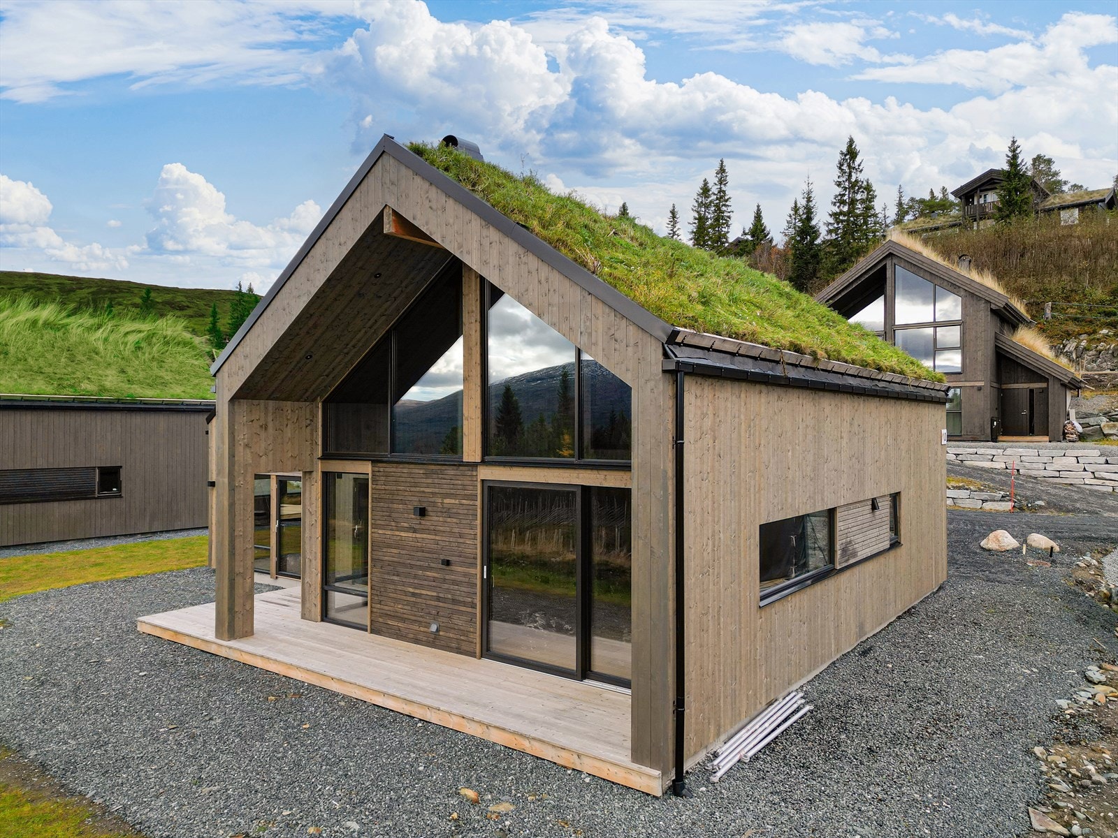 Utvendig panel er glattpanel med redusert fjær og er beiset ett strøk med farge Jotun eldet grå. Galleribilde