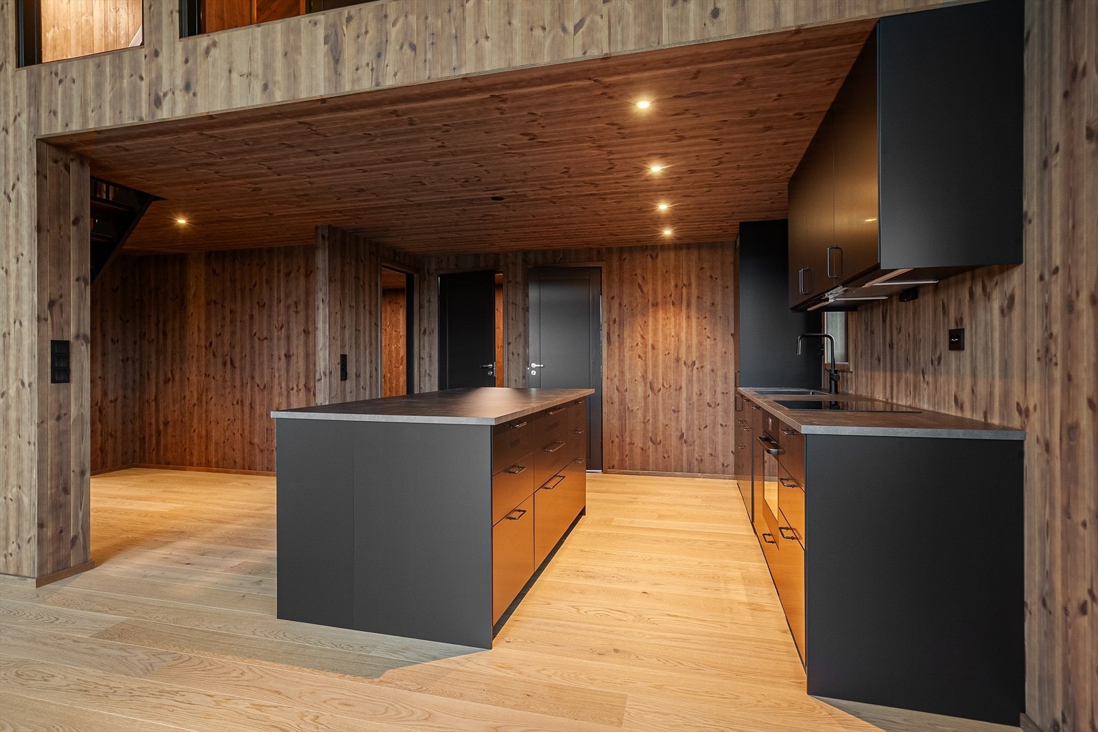 Varmekabler/folie på begge bad, vaskerom, stue/kjøkken, gang/hall, hemsstue og skibod. Galleribilde