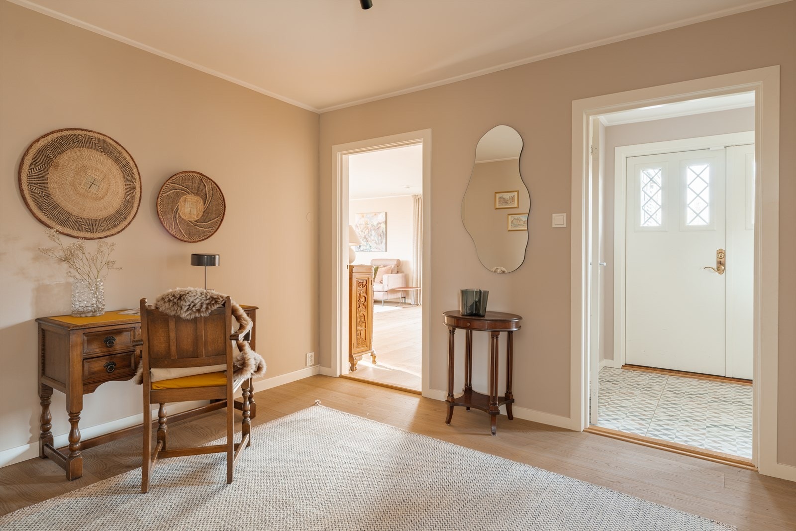 Entreen er tilknyttet en fin hall, med et 1-stavs parkettgulv som går igjen videre inn i etasjen. Galleribilde