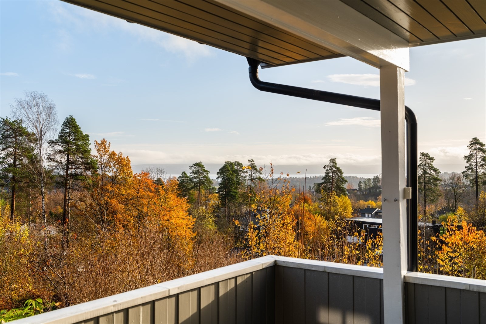 Verandaen oppleves skjermet og usjenert, med et areal på ca. 9,6 kvm. Galleribilde