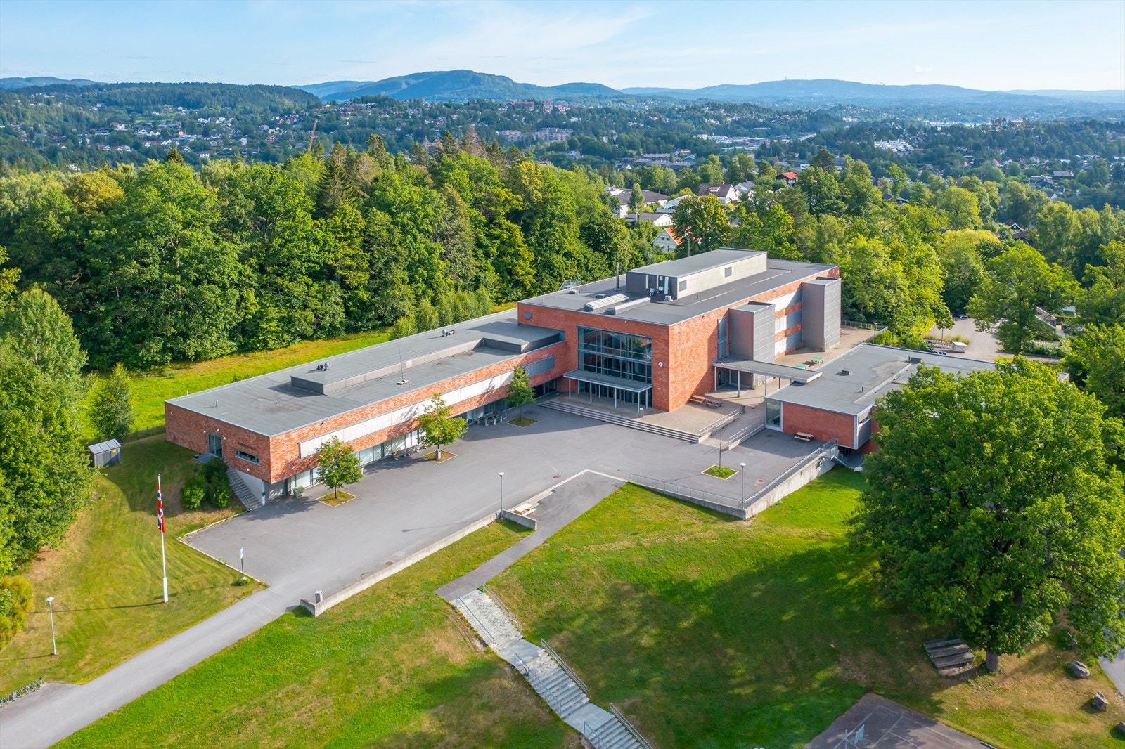 På ungdomstrinnet går man på Torstad, rundt 3 km fra eiendommen. Galleribilde