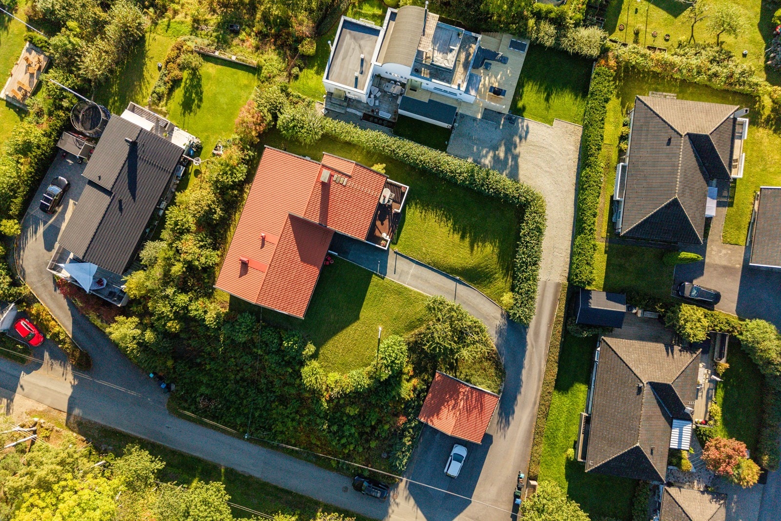 Etablert og barnevennlig beliggenhet på Høn - nær Holmensenteret, Asker sentrum, tog og flotte turområder. Kort vei til Hvalstrand Bad med strand og servering. Galleribilde