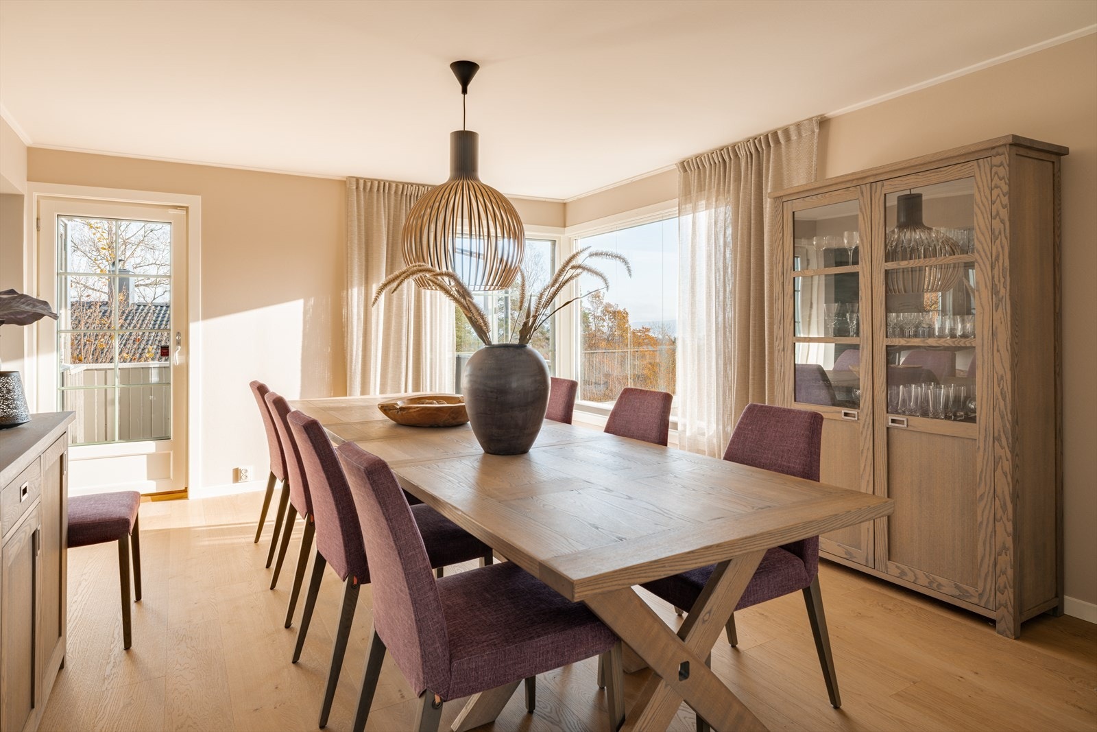 I 2014 ble det etablert et vannbårent varmesystem med radiatorer plassert i deler av boligen. Kjøkkenet har gulvvarme, mens begge badene oppvarmes med elektriske varmekabler for ekstra komfort. Galleribilde