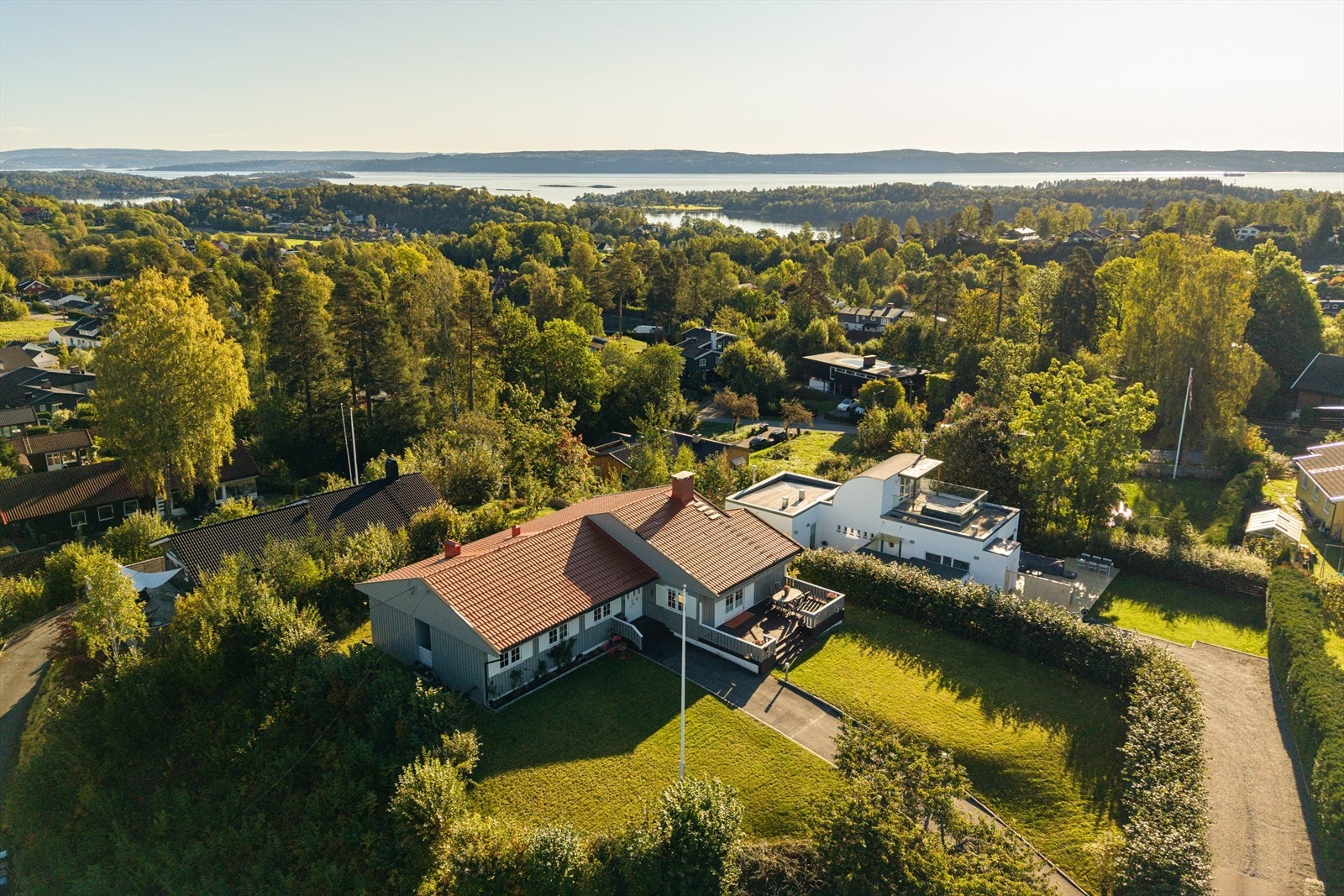 Boligen har en god plassering på feltet; høyt og solrikt med god utsikt mot fjorden og skogkledde åser. Tomten på 1,6 mål rammes fint inn av trær og hekker, og en asfaltert innkjørsel gjør det mulig å kjøre helt frem til inngangen. Galleribilde