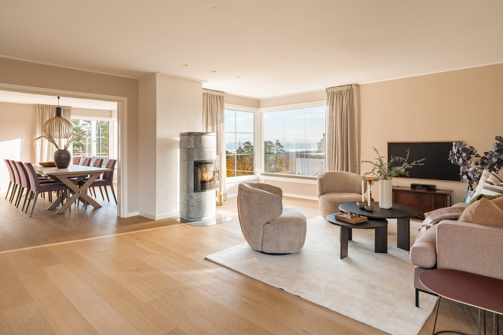 Romfordelingen i 1. etasje gir høy funksjonalitet, med to innganger til kjøkkenet og hele fire utganger til de solrike utearealene. Etasjen ble stilfullt pusset opp i 2021/22, og resultatet ble et moderne, delikat og gjennomført uttrykk. Galleribilde