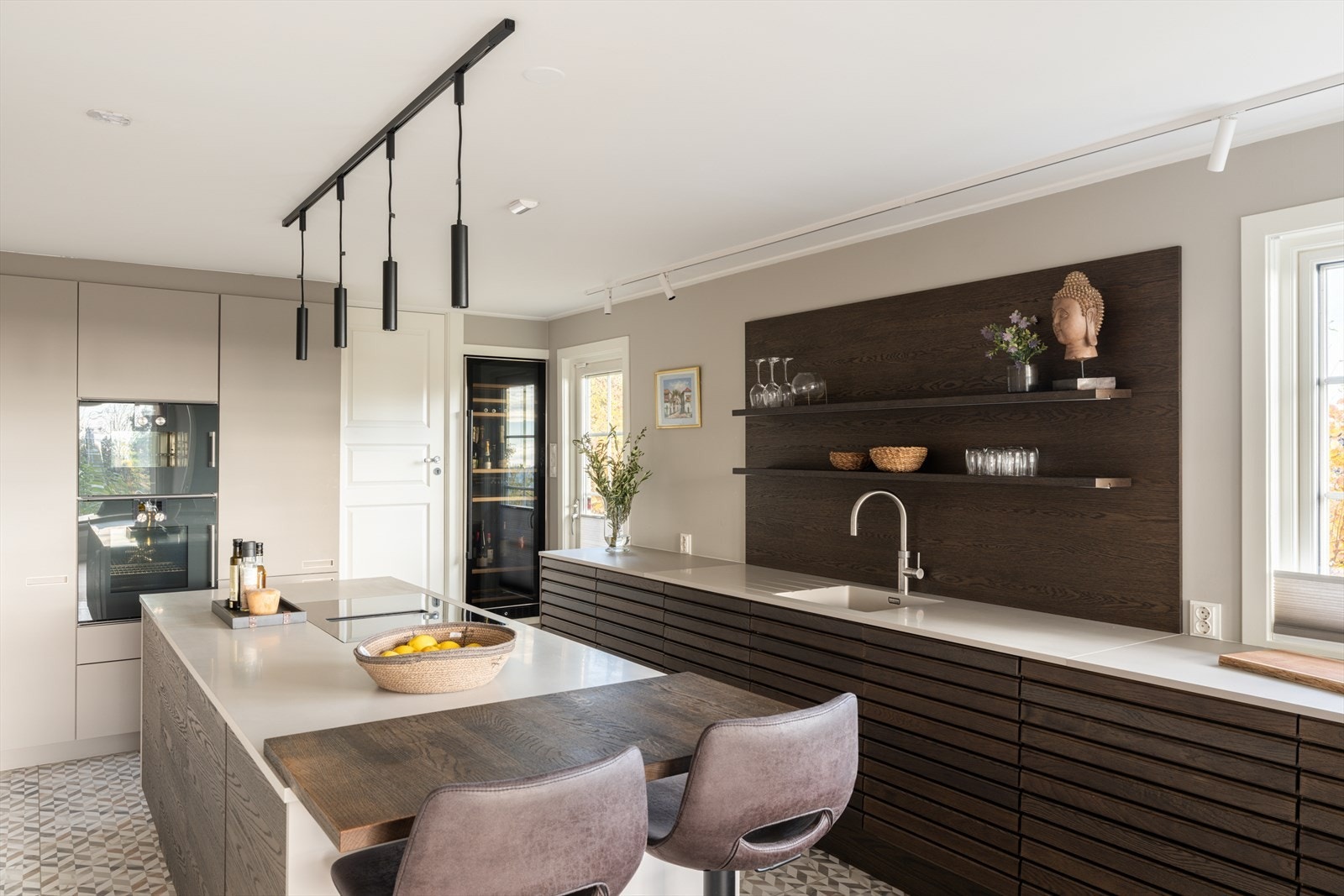 Kjøkkenet må sies å være et av høydepunktene; stort, stilrent og topp moderne med behagelig gulvvarme, mye oppbevaring og gode arbeidsflater for familien. Galleribilde