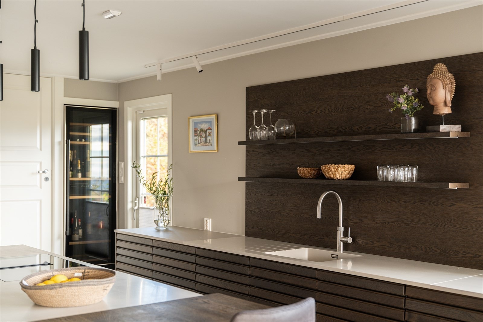 Innredningen ble levert av Svane i 2021, der en stor benkeseksjon med trendy spileskuffer suppleres av en flott kjøkkenøy med skapplass og delikate høyskap med glatte, lysegrå fronter. Galleribilde