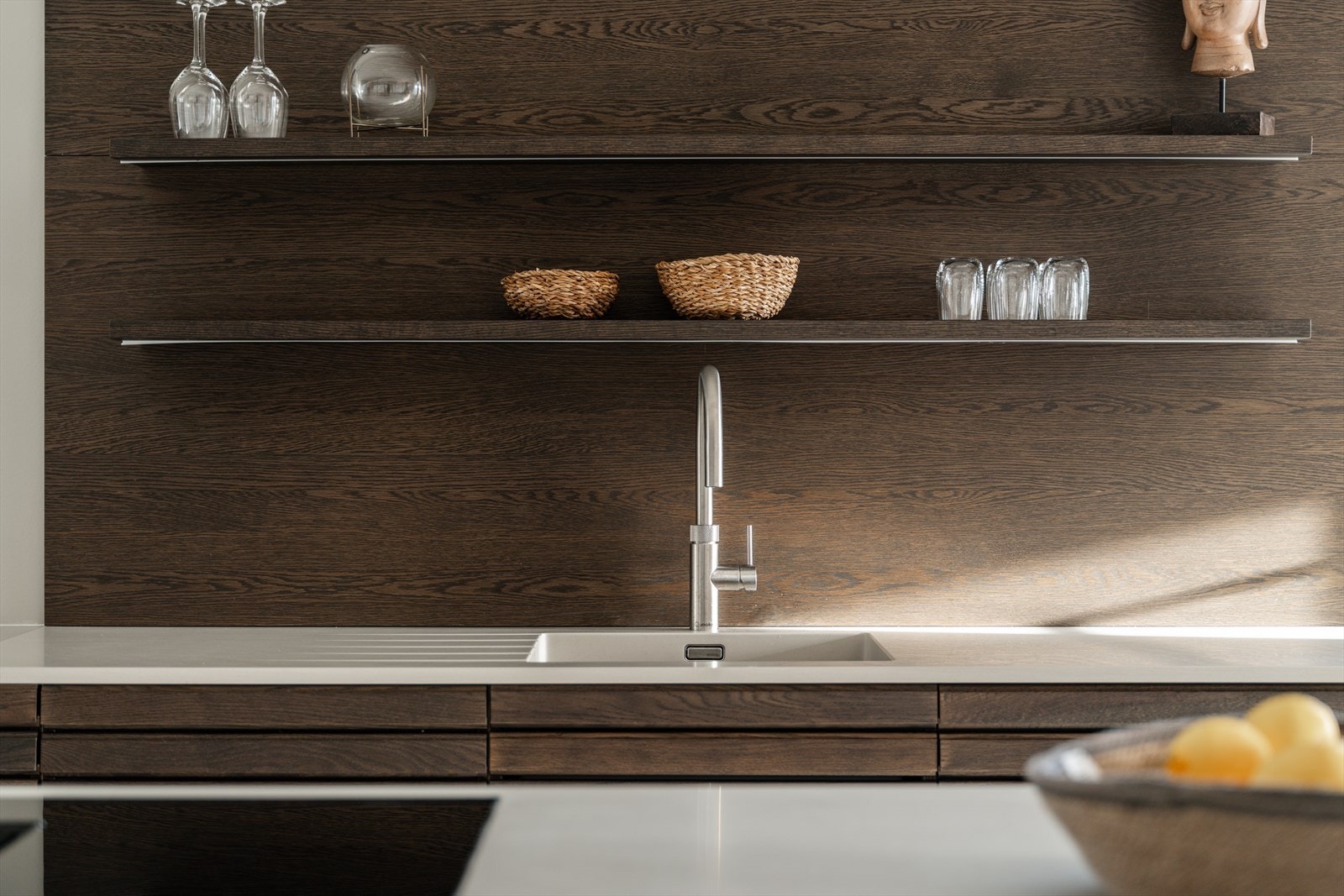 For et luftigere uttrykk er overskap droppet til fordel for en åpen hylleløsning med tilhørende plate, holdt i samme type materiale som skuffene under. Galleribilde