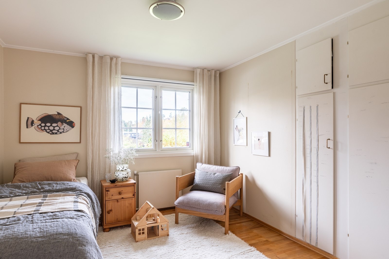 De øvrige soverommene er malt i senere tid, og har god oppbevaring i plassbygde skap med hvite fronter. Rikelig med ekstra lagringsplass finnes på loftet, i garasjen og i to boder i underetasjen, en for mat og en for redskaper. Galleribilde