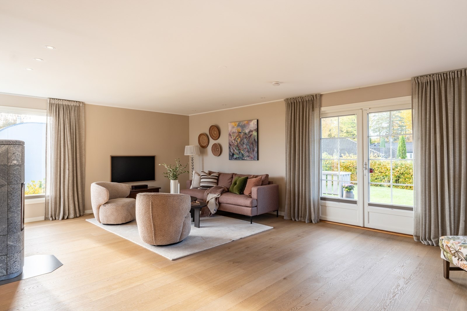 Den gjennomtenkte utformingen gjør rommet lett å møblere med flere sittegrupper i ulike soner. Galleribilde