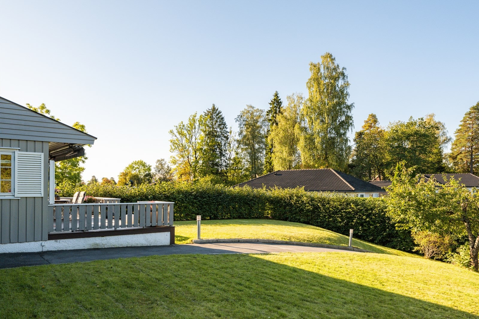 De gode solforholdene setter prikken over i-en, og siden uteplassene ligger på hver sin side kan man enkelt flytte seg etter solen og utnytte hver eneste stråle. Galleribilde