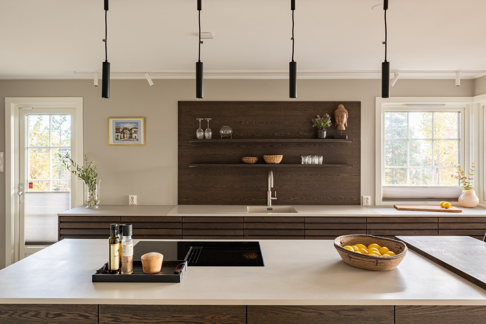 Benkeplatene er av stein og laminat, med nedfelt oppvaskkum og svingbart armatur fra Quooker. Kjøkkenøya har platetopp for sosial matlaging, og en egen barløsning er perfekt for måltider, gode samtaler og lekselesning mens middagen tilberedes. Galleribilde