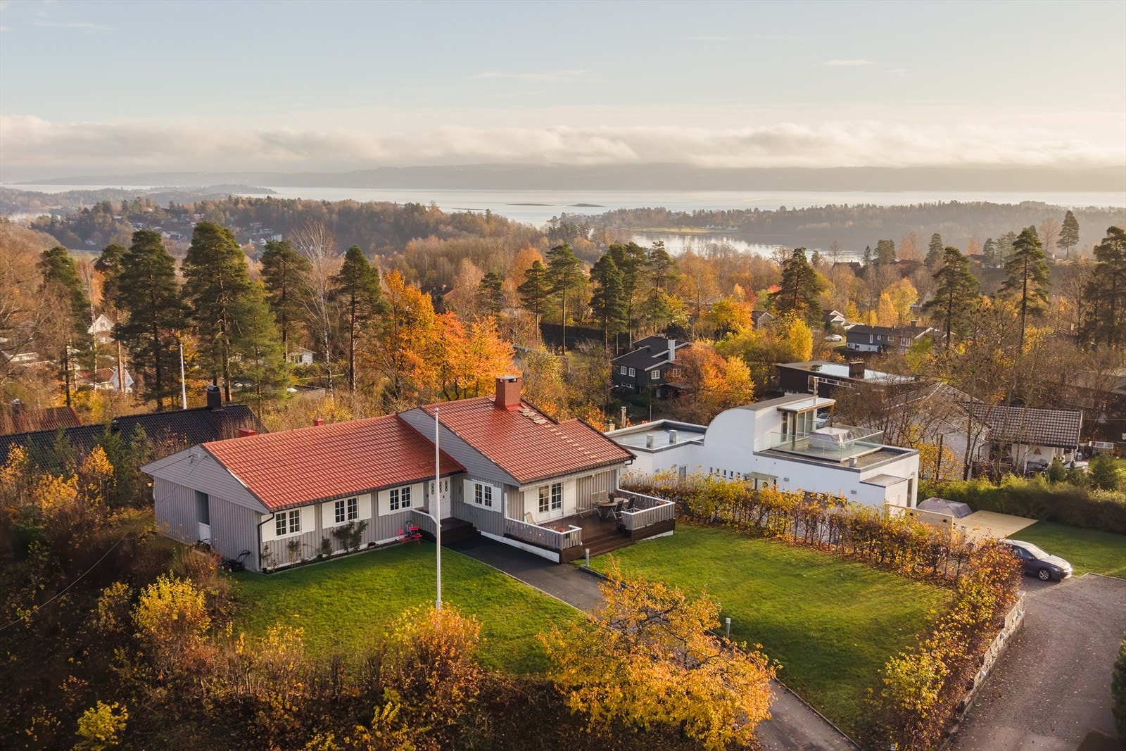 Velkommen inn i et moderne og fleksibelt hjem med gjennomførte materialvalg, smarte løsninger og god romfølelse. Nyoppusset hovedplan med bl.a. 2 lekre bad, 3 soverom og eget vaskerom, samt stor kjellestue - perfekt for den moderne familien! Galleribilde