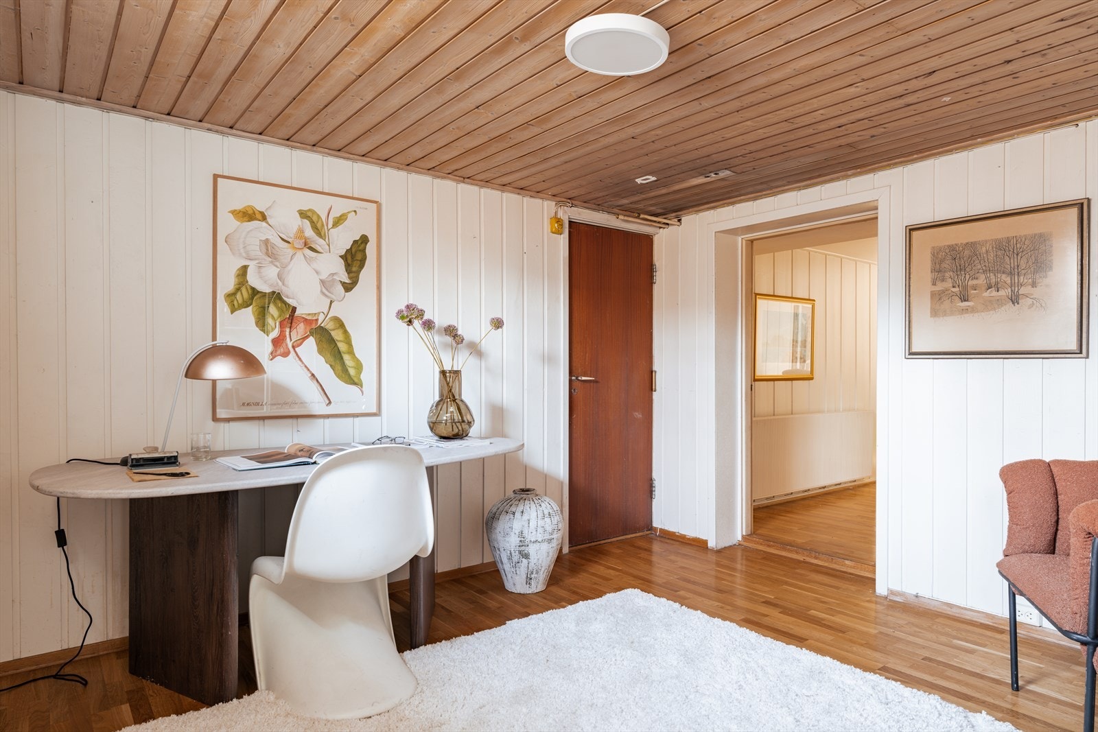 I underetasjen finner man en kjærkommen stue for familien, et ekstra oppholdsrom til lek, vennebesøk og avslapning. Galleribilde