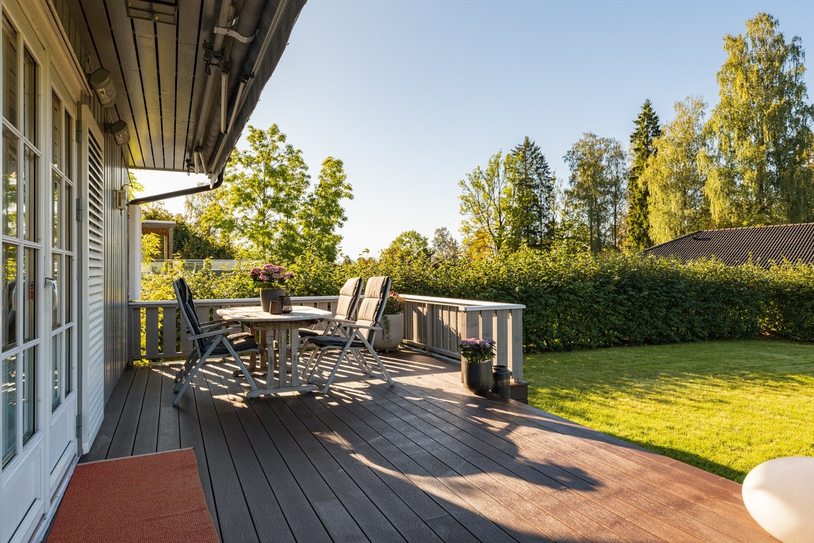 Med fire utganger fra hovedplantet er det god kontakt mellom inne og ute. Galleribilde