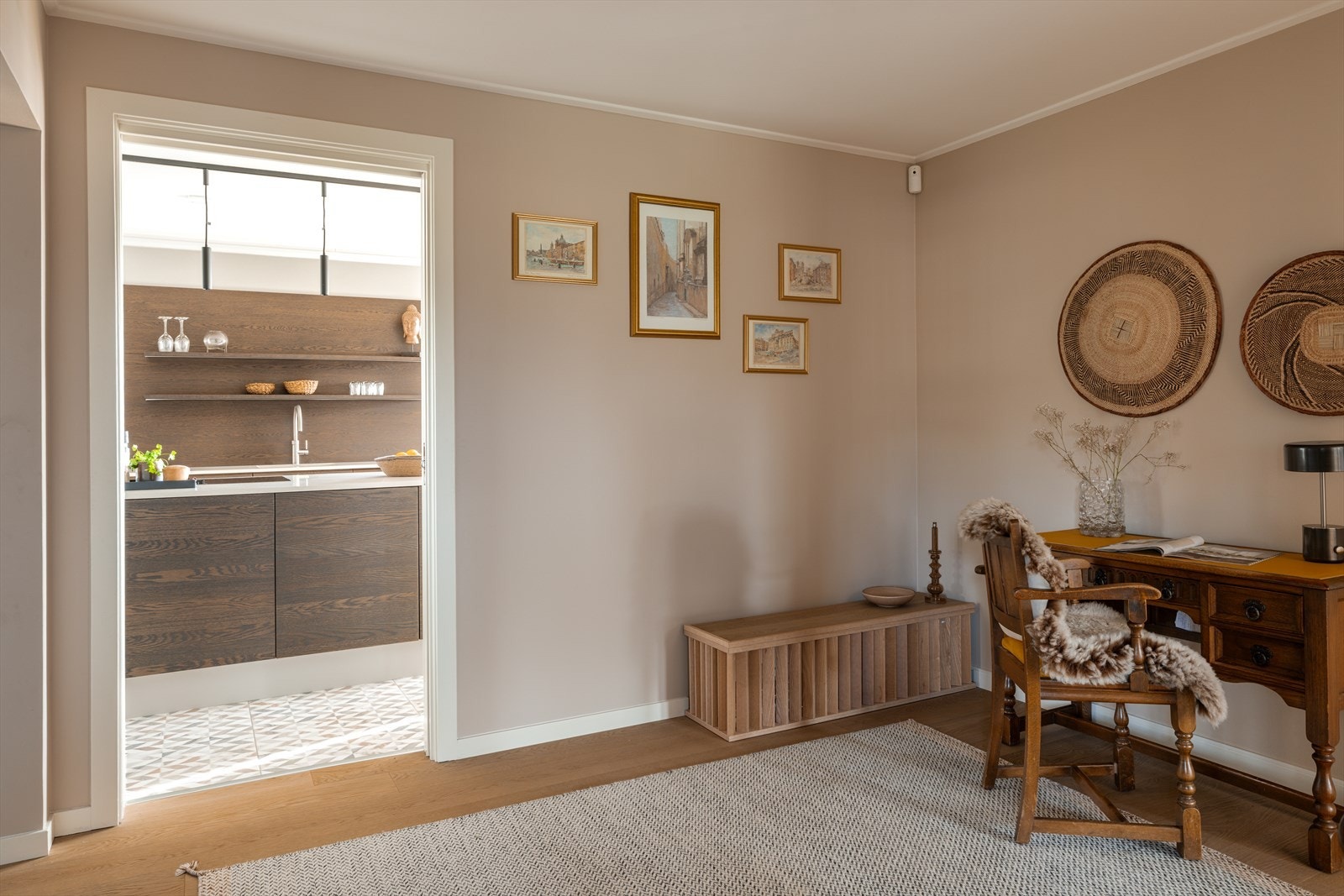 I 2015 ble det lagt nye stikkledninger fra boligen til kommunalt avløp. Deler av de innvendige vann- og avløpsrørene ble skiftet i forbindelse med oppgraderingen av badene og kjøkkenet i 2021. Galleribilde