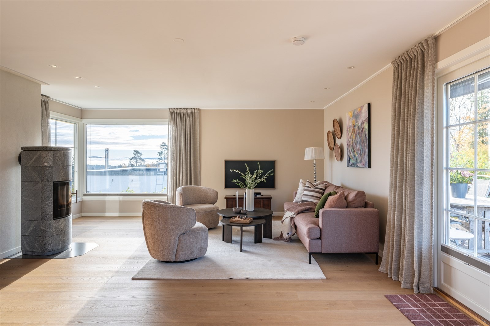 Eneboligen har to flotte, tilstøtende stuer i 1. etasje, noe som gir ekstra fleksibilitet og god møbleringsfrihet. Her kan du flytte rett inn - boligen fremstår som meget velholdt og uten behov for oppgraderinger med det første! Galleribilde