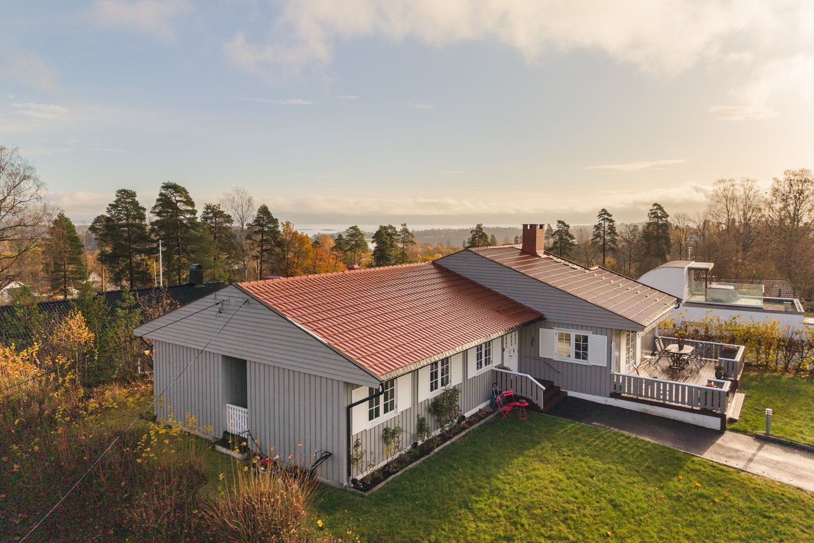Beliggenheten er ideell for familier, i trygge og rolige omgivelser med nærhet til skole, barnehage og idrettsanlegg. Området oppleves tilbaketrukket, samtidig som det er kort vei til alle fasiliteter i sentrum. Galleribilde