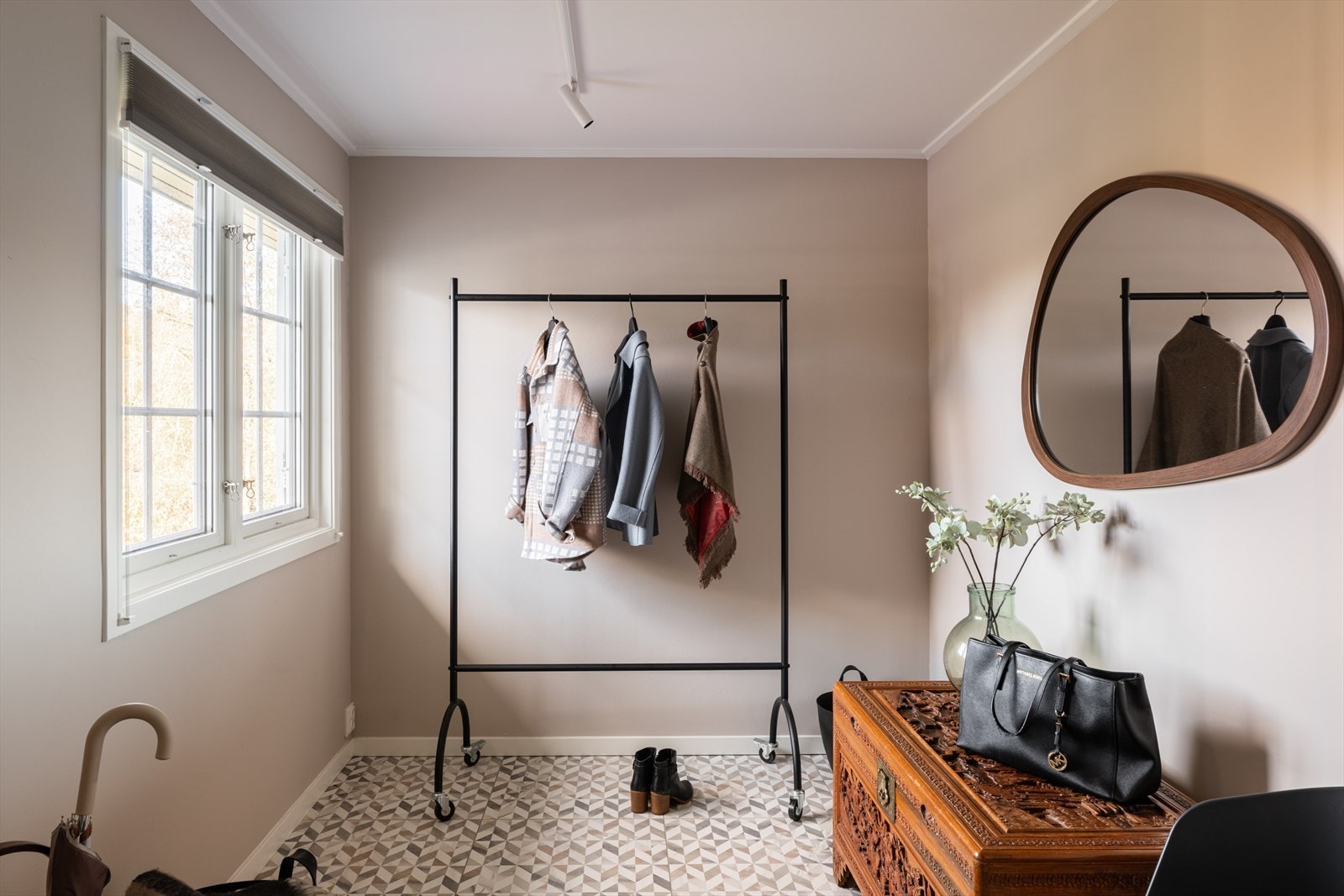 Entreen gir et godt førsteinntrykk med lekre kvalitetsfliser i et stilig mønster. Flisene står godt til fargen valgt på veggene, og i entreen er det god plass til å henge fra seg yttertøyet. Galleribilde