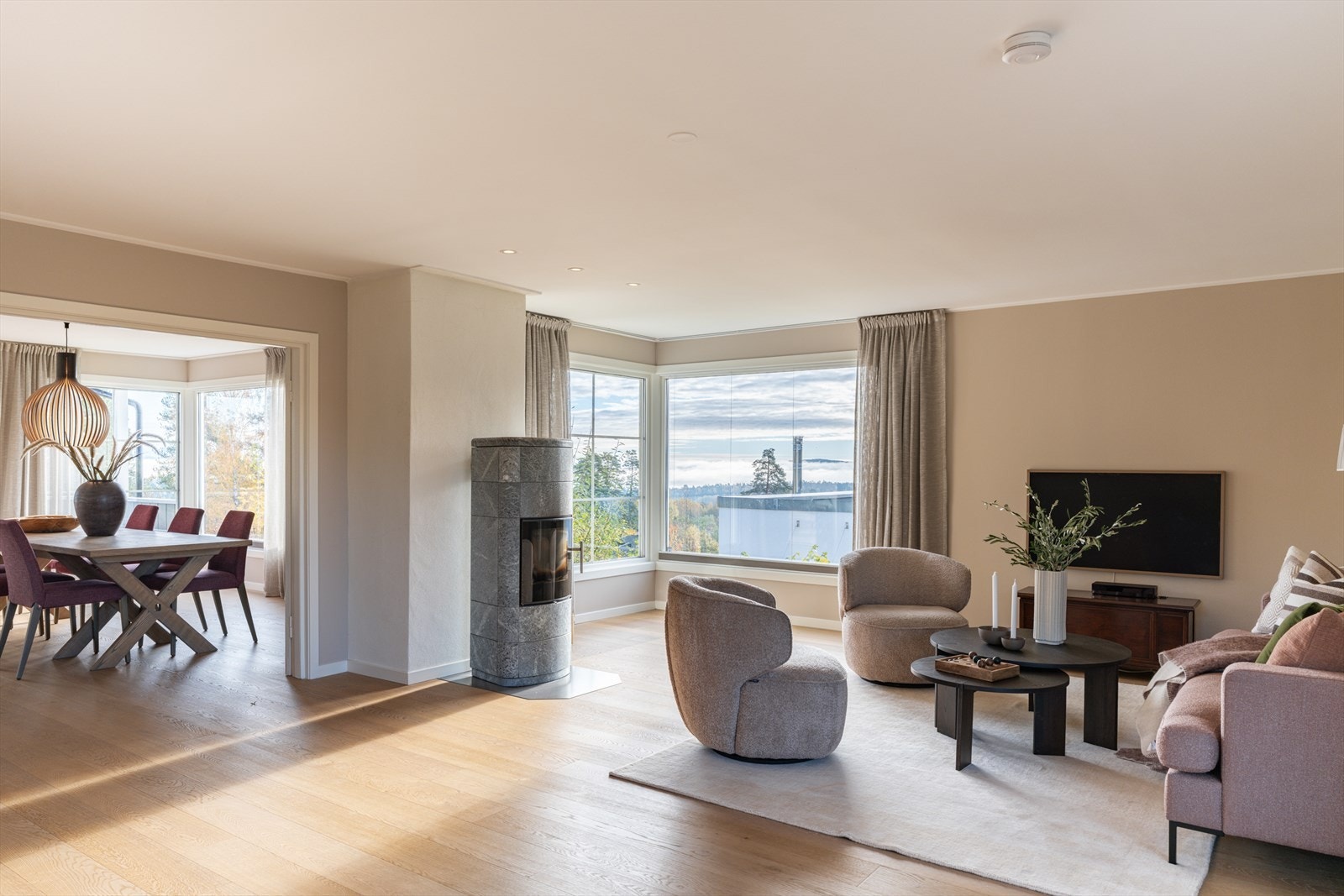 Stuene skilles av en dobbel glassdør, og et nydelig 1-stavs parkettgulv bidrar til en flytende overgang mellom rommene. Parketten holder høy standard, estetisk og slitesterk. Hovedstuen er romslig, med godt gjennomlys via vinduer på tre sider Galleribilde