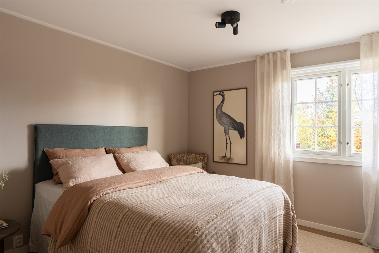 Hovedsoverommet har eget bad, og her får man et privat tilholdssted - smakfullt pusset opp. Galleribilde