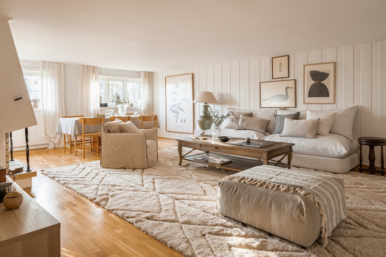 Stuen er romslig, med parkettgulv, åpen peis og fint lysinnslipp i front. Det er god plass til flere sittegrupper, og rommet er perfekt hvis man ønsker å trekke seg tilbake for litt egentid med en god bok eller film. Galleribilde