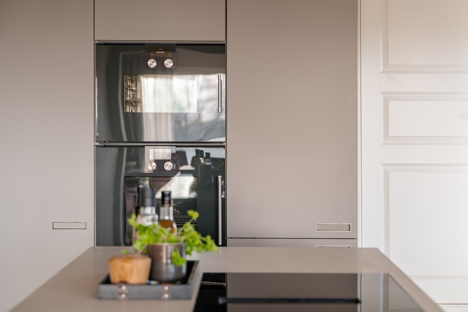 Alle hvitevarene er integrerte, og fra Gaggenau er det stekeovn, dampovn, oppvaskmaskin og induksjonstopp med integrert benkeventilator. Galleribilde