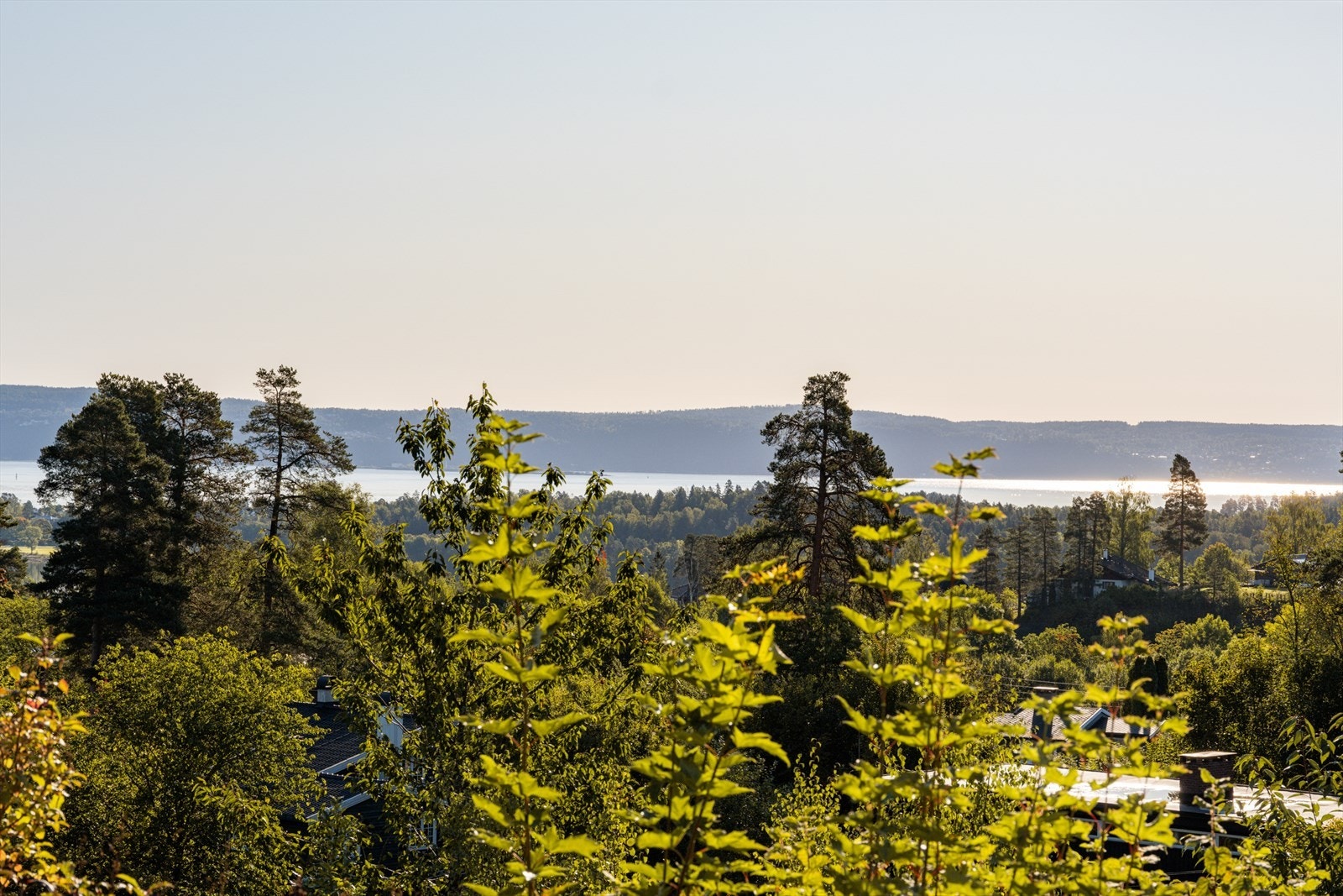 Boligen har fantastisk utsikt over fjorden og solforhold gjennom dagen, noe som gir høy opplevd kvalitet og livskvalitet. Galleribilde
