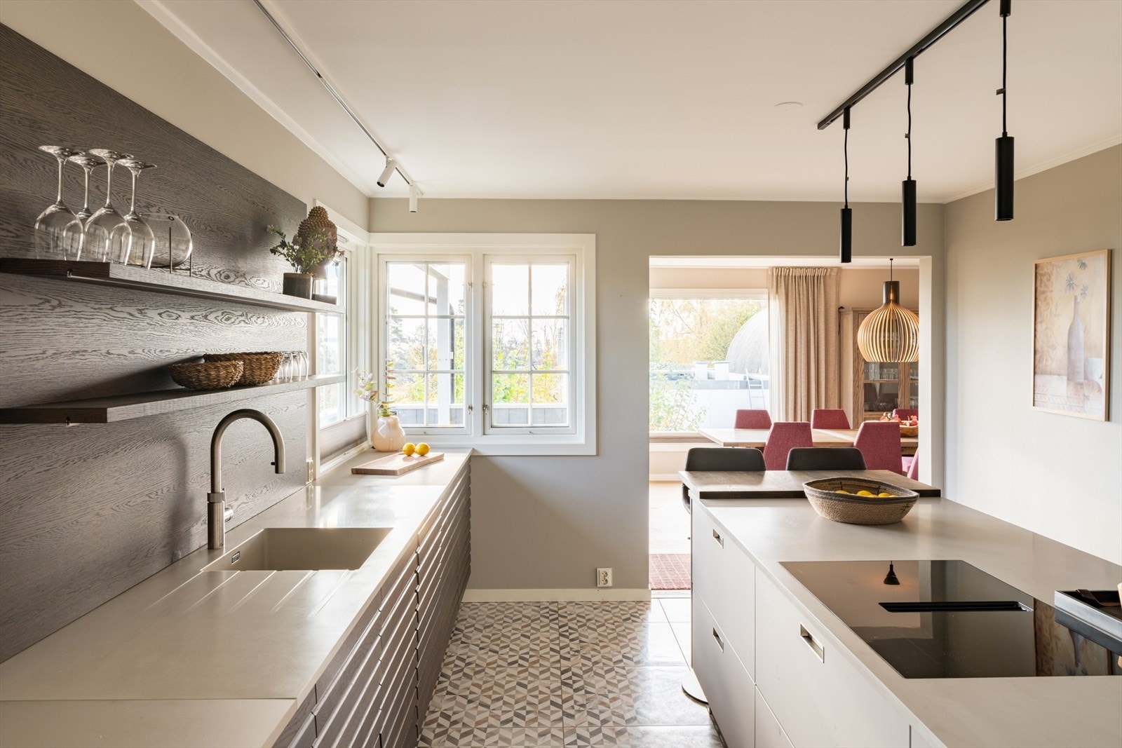 Rommet får lys fra to sider, og flisene fra entreen er lagt på gulvet for et helhetlig uttrykk. Galleribilde