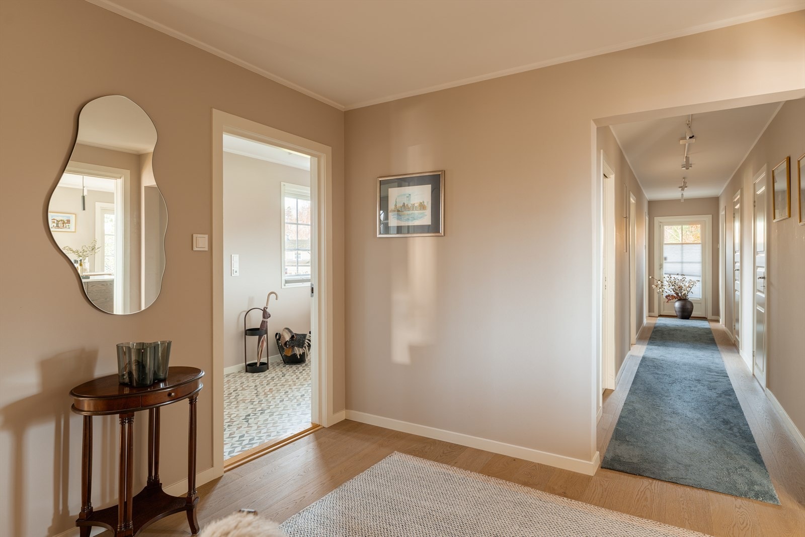 Tre soverom er samlet i 1. etasje, meget praktisk hvis man har små barn. Ved behov for et fjerde soverom er det mulig å sette opp en vegg i entreen. I tilleg er det to lekre bad og et eget vaskerom, supplert av et ekstra wc-rom i underetasjen. Galleribilde