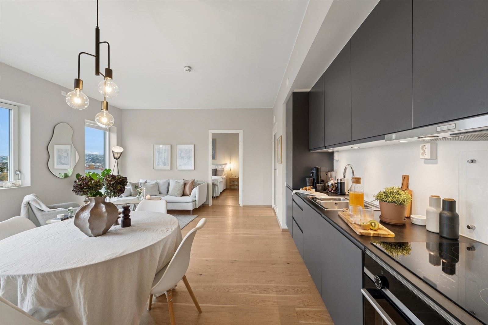 Åpen løsning ved spisebordet. Leiligheten har en naturlig god planløsning. Galleribilde