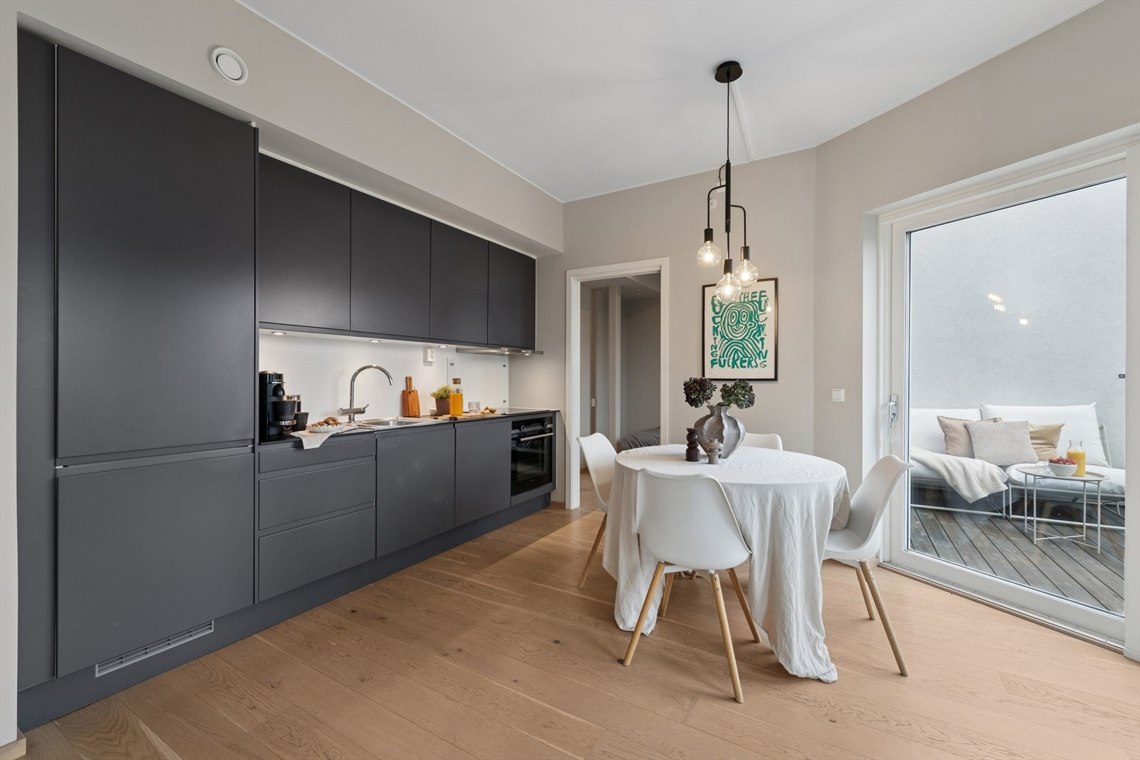 Moderne kjøkken fra Sigdal med glatte, profilerte fronter i elegant antrasittgrå utførelse. Galleribilde