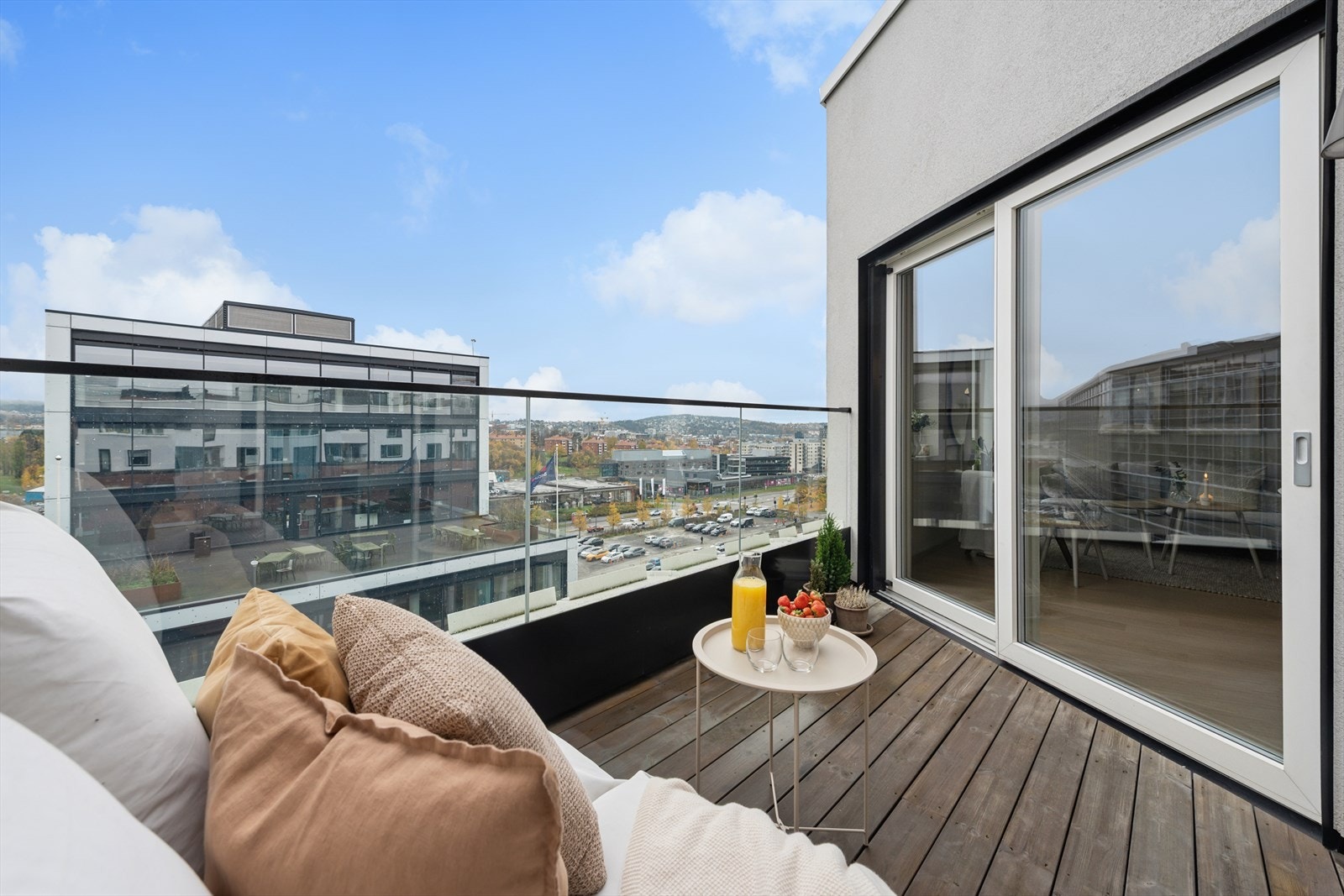 Fra stuen er det utgang til en flott balkong. Galleribilde