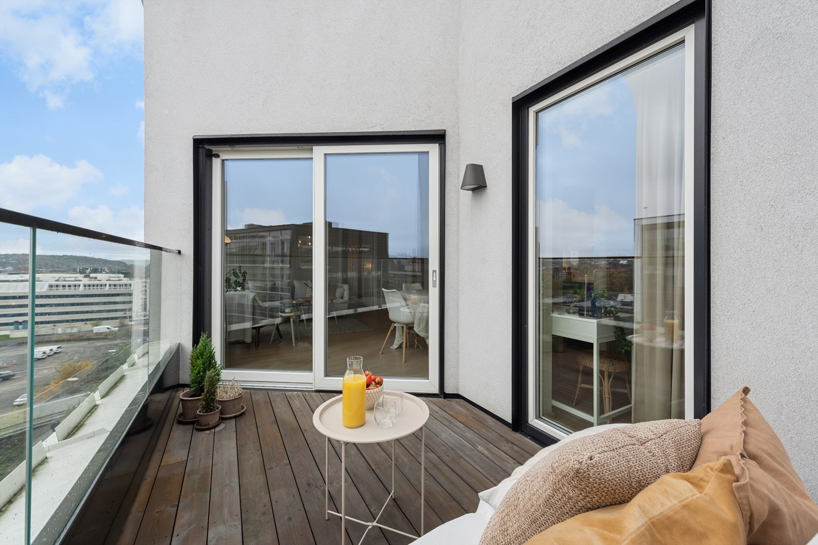 Her er det god plass til sittegruppe og grill. Galleribilde