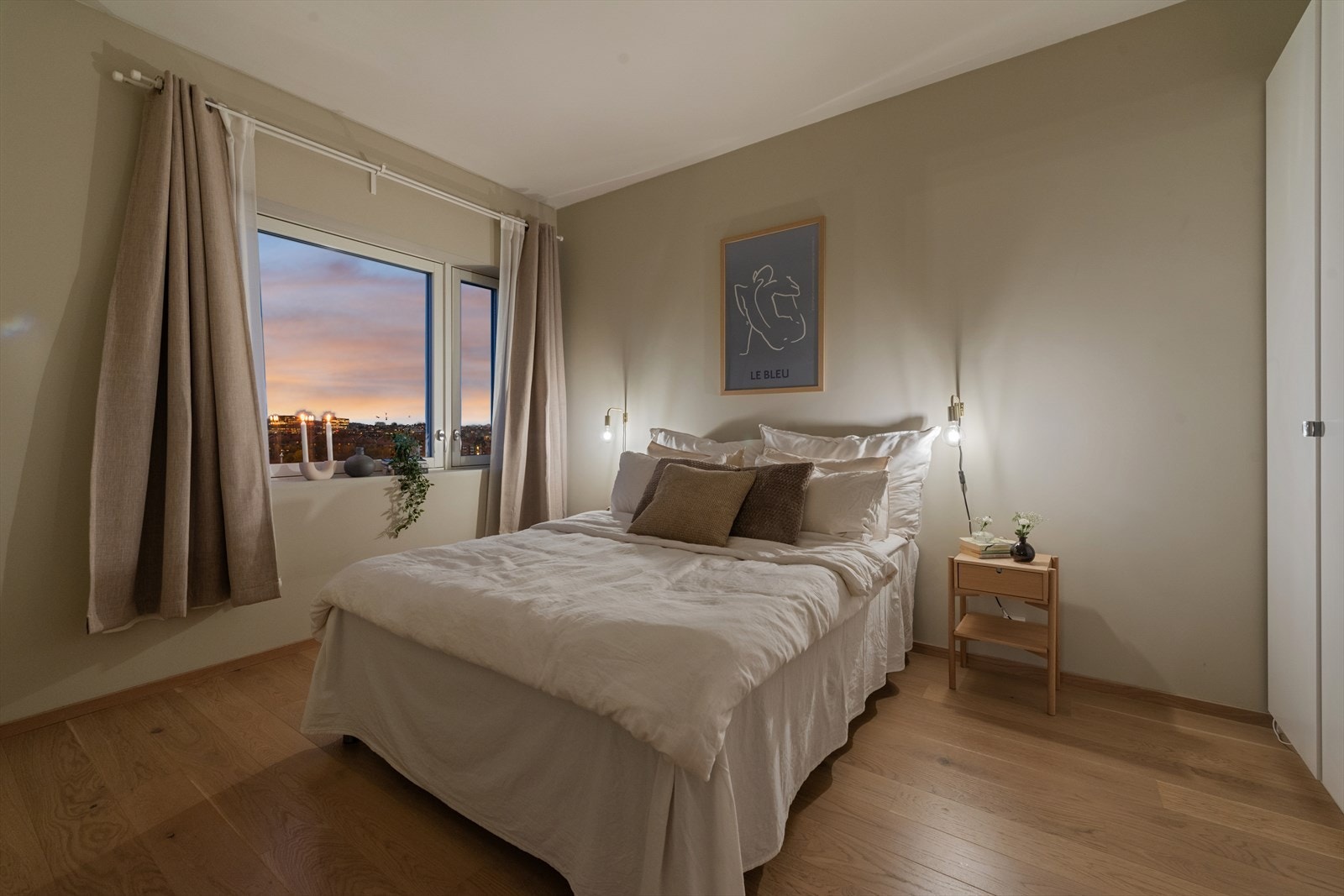 Store vindusflater slipper inn rikelig med naturlig lys og skaper en lun atmosfære - perfekt for rolige morgener og avslappende kvelder. Galleribilde