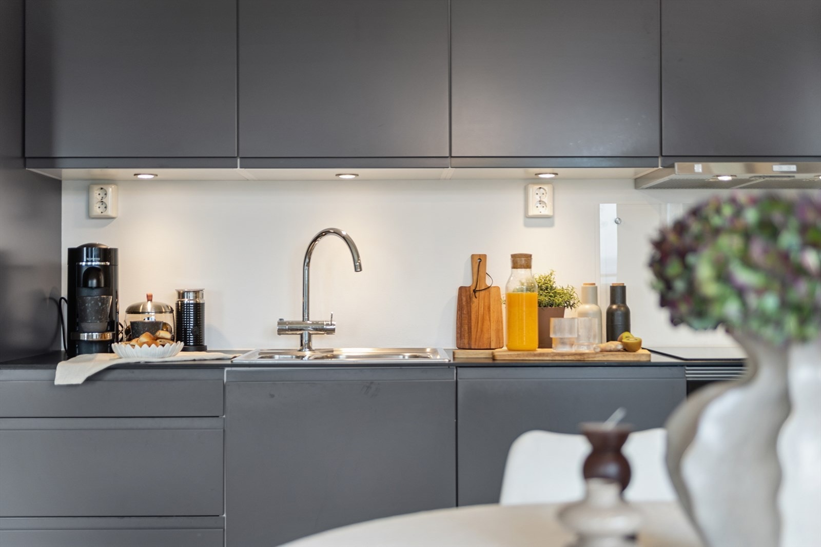 En innbydende løsning som kombinerer design og praktiske arbeidsflater. Galleribilde