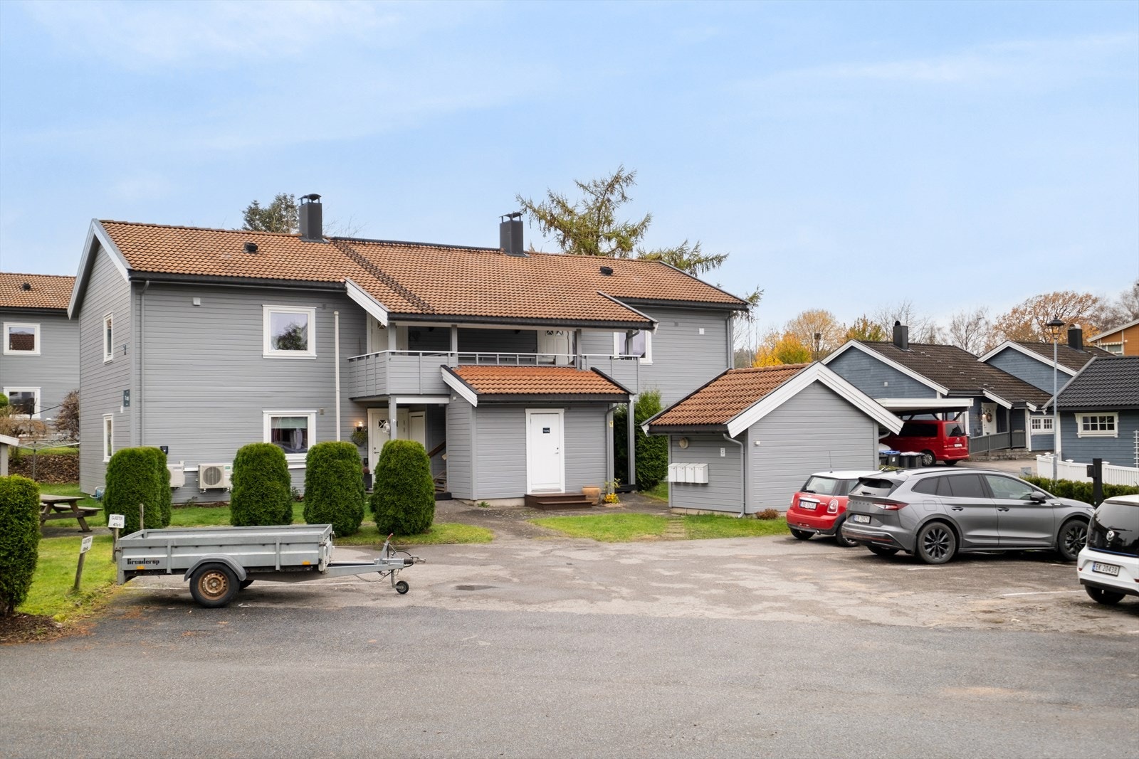 Med leiligheten følger parkeringsplass med elbillader. Galleribilde