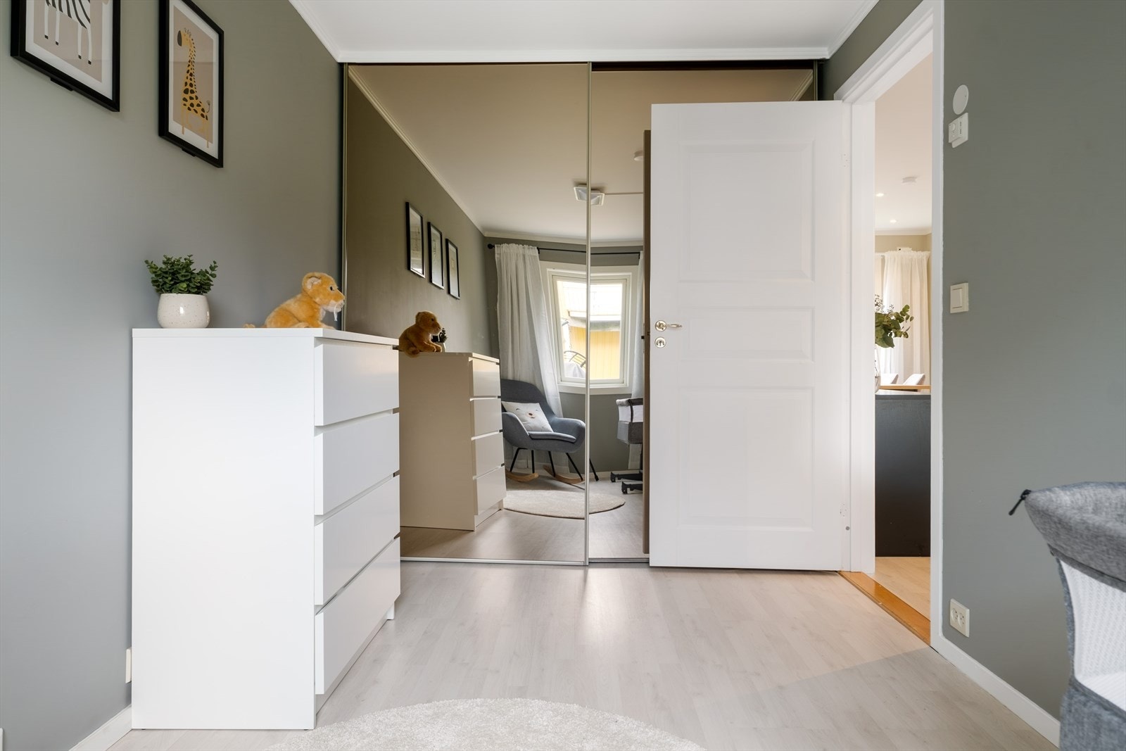 Godt med oppbevaringsplass i skyvedørsgarderobe. Galleribilde