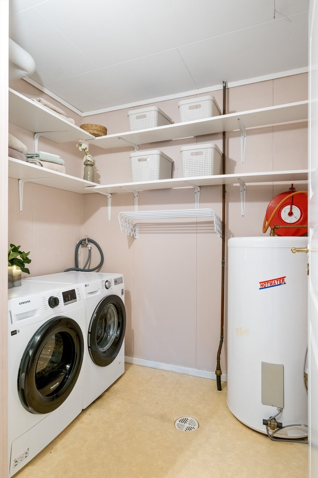 Innvendig bod med opplegg for vaskemaskin og tørketrommel. Galleribilde