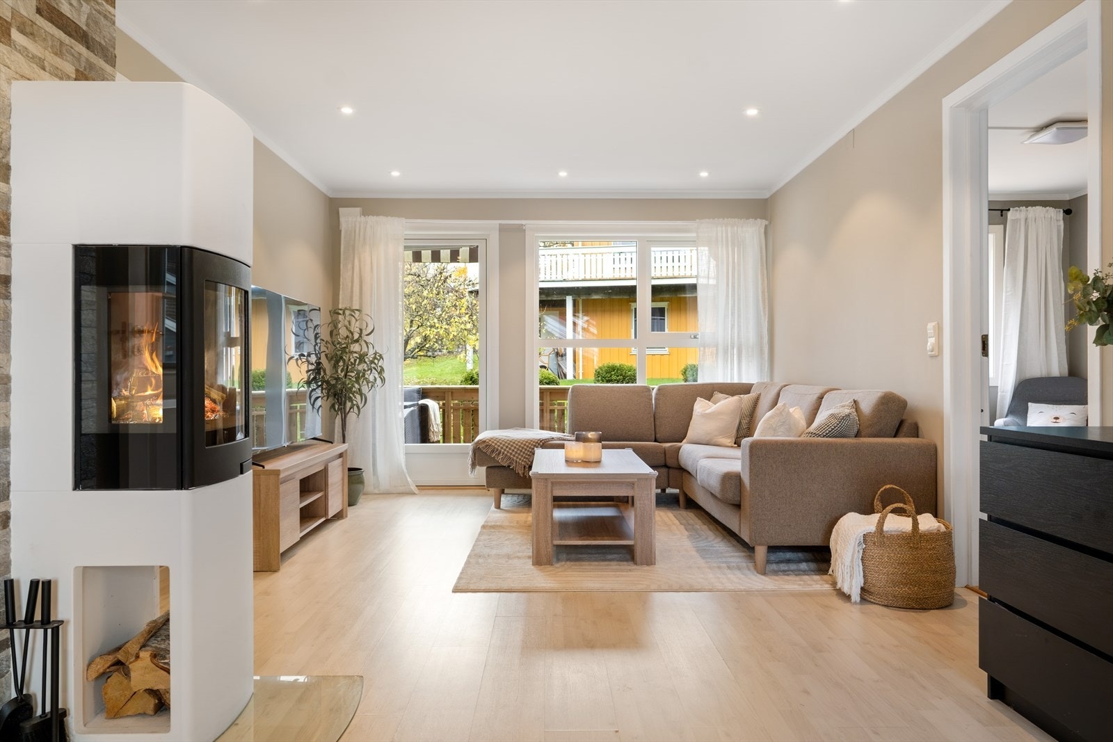 Store vindusflater som gir rikelig med luft og lys. Vinduer og balkongdør ble byttet våren 2024. Galleribilde