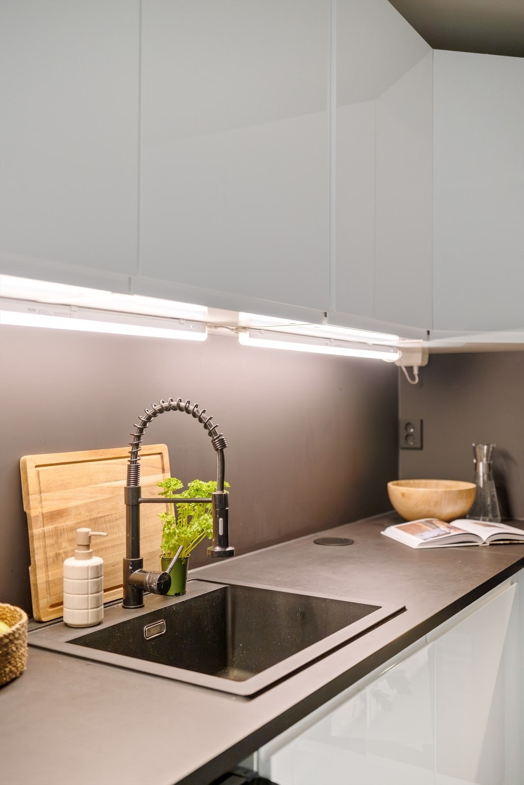 Godt med benk- og skapplass. Galleribilde