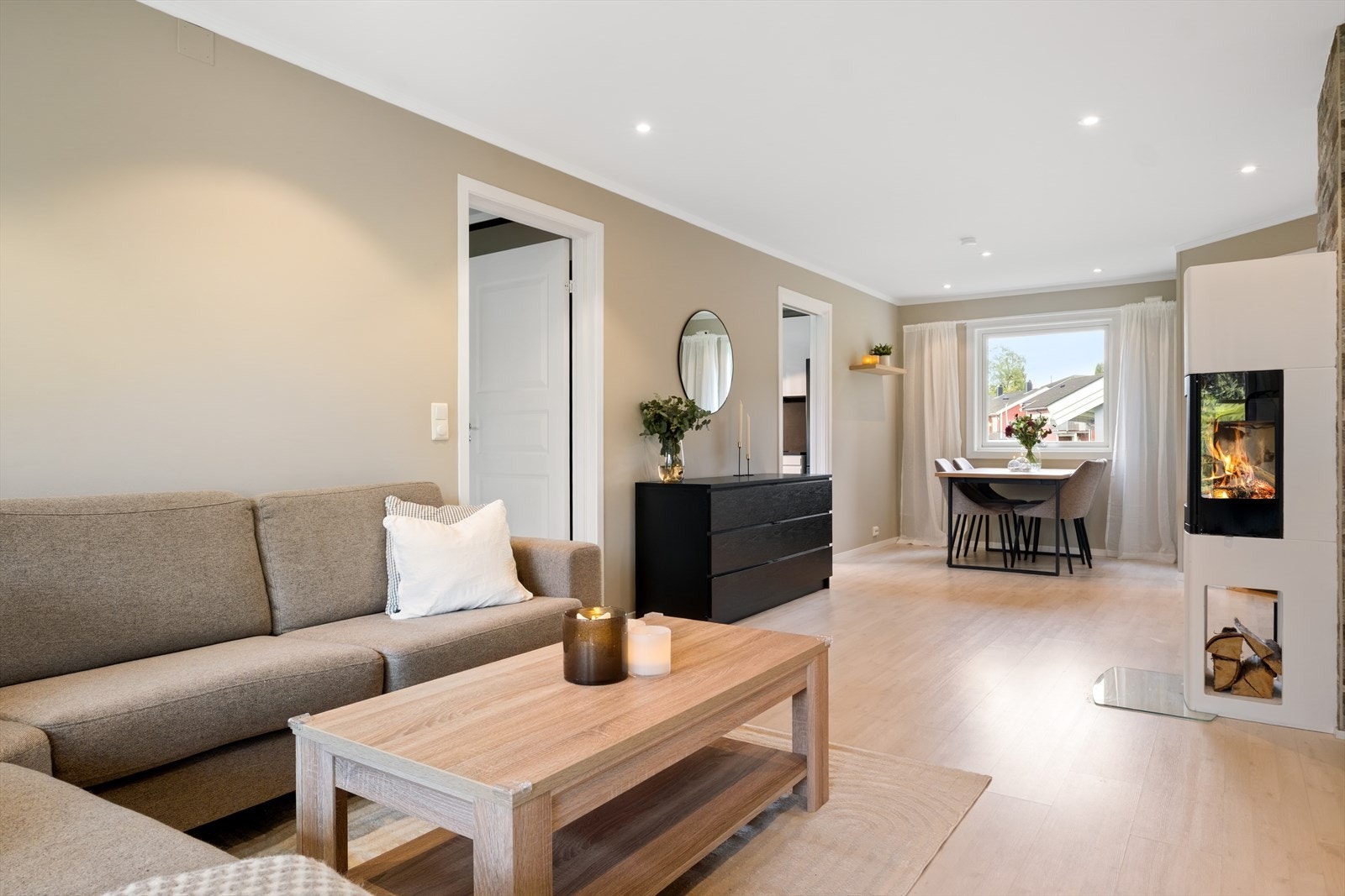 Leiligheten er malt i delikate og tidsriktige farger. Galleribilde