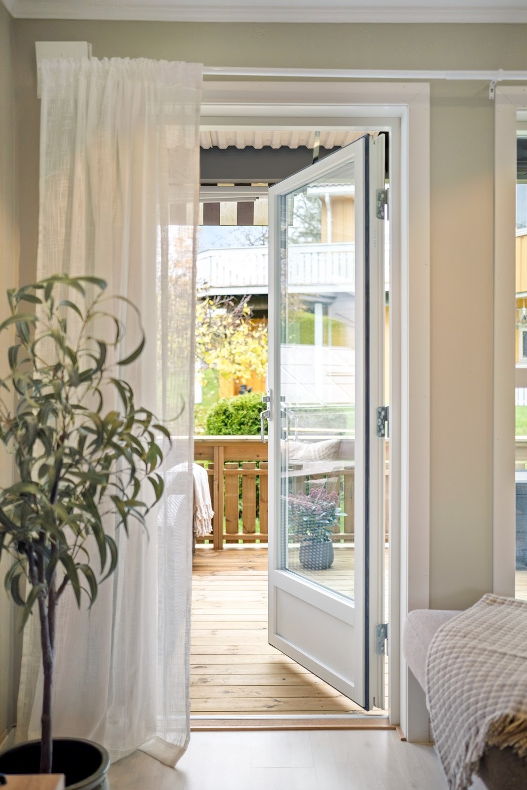 Utgang til markterrasse fra stuen. Galleribilde