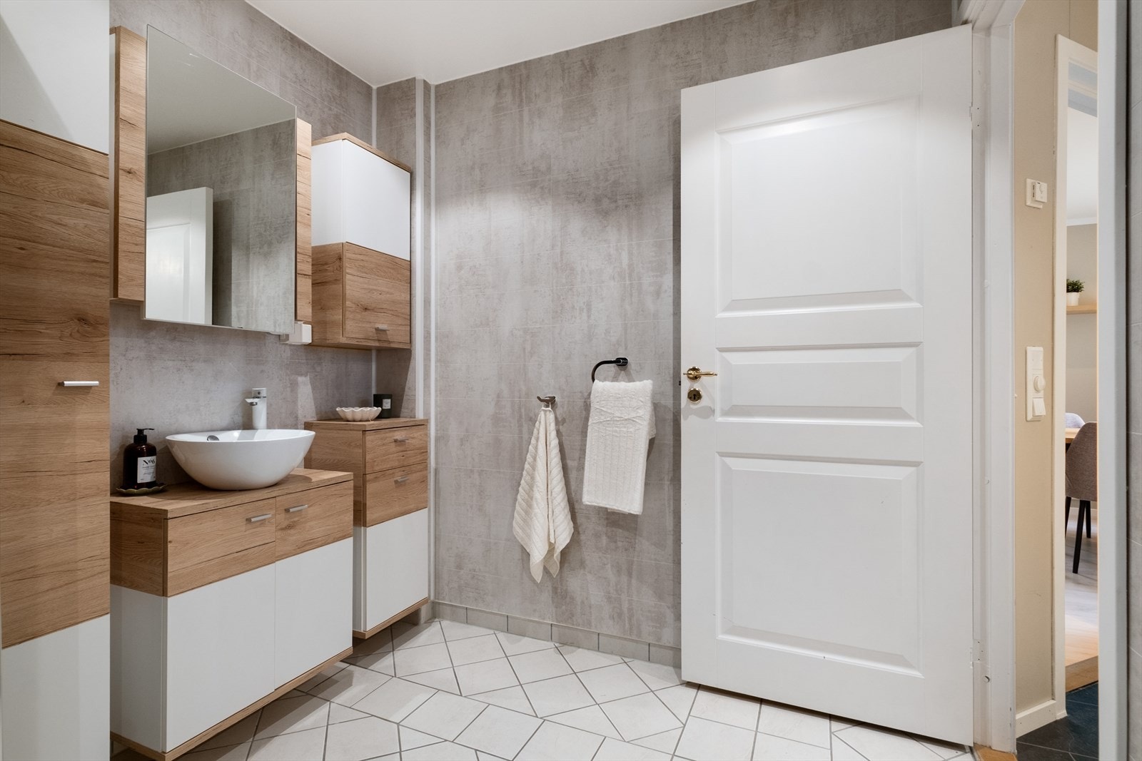 Baderommet ble overflateoppusset i 2019. Innredet med klosett, servant på innredning, speilskap og dusjkabinett. Galleribilde