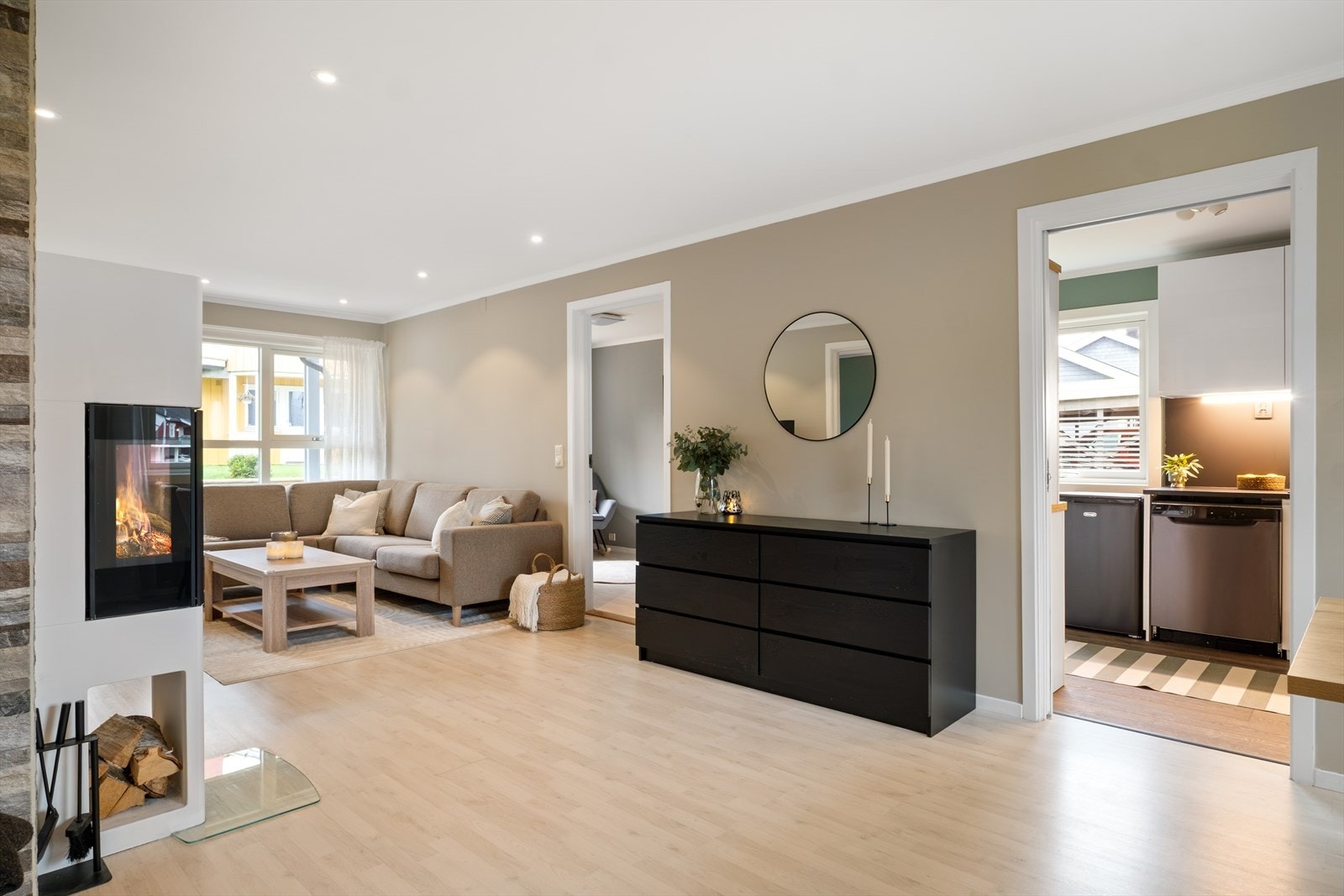 God plass til sofaseksjon med tilhørende møblement og TV-benk. Galleribilde